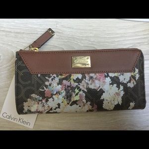 CALVIN KLEIN WALLET Leather Zip Around Organizer